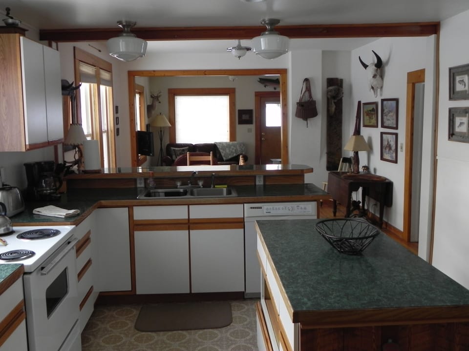 Fully Stocked Kitchen!