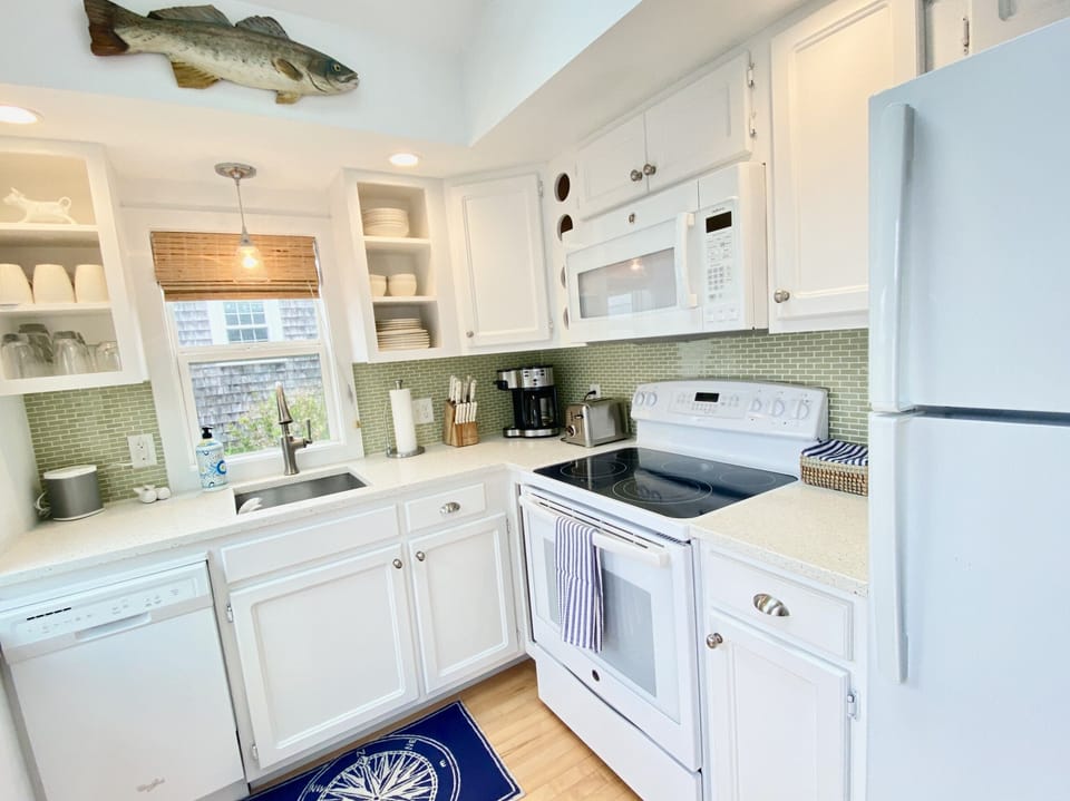 Well stocked kitchen. Coffee maker, blender, toaster and even a lobster pot!