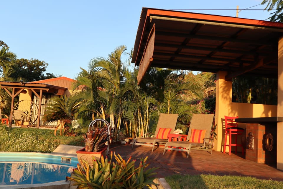 Cottage, Private pool and pool bar
