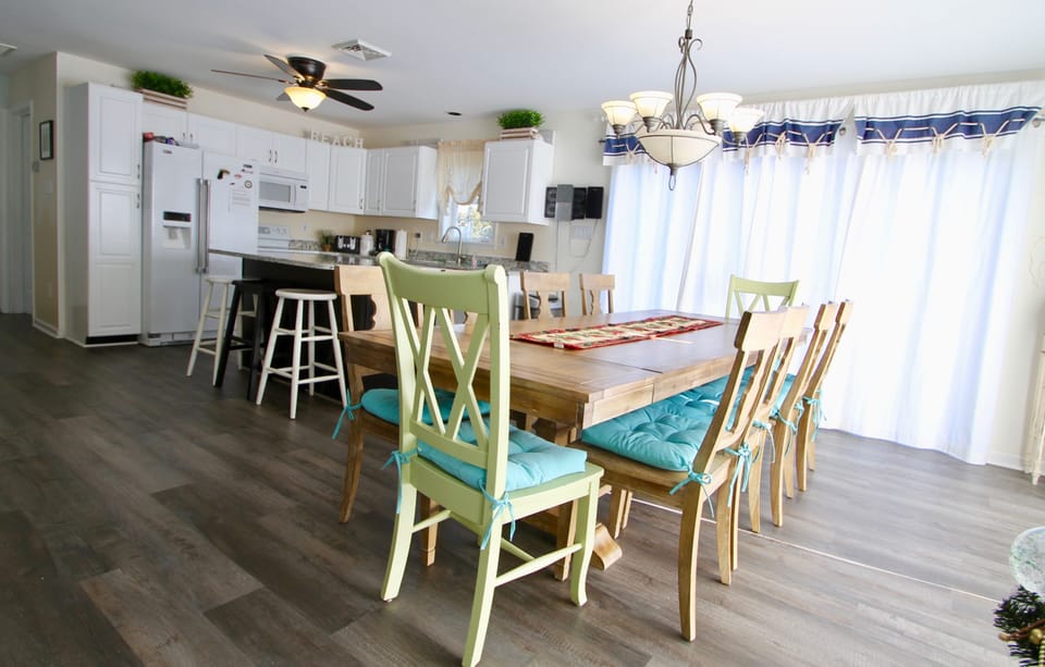 Kitchen seats 10-12