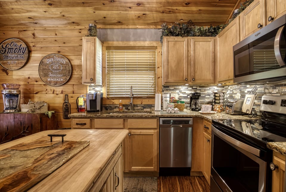 Smoky Mountain Cabin with a View "Cabin Fever" - Fully furnished kitchen