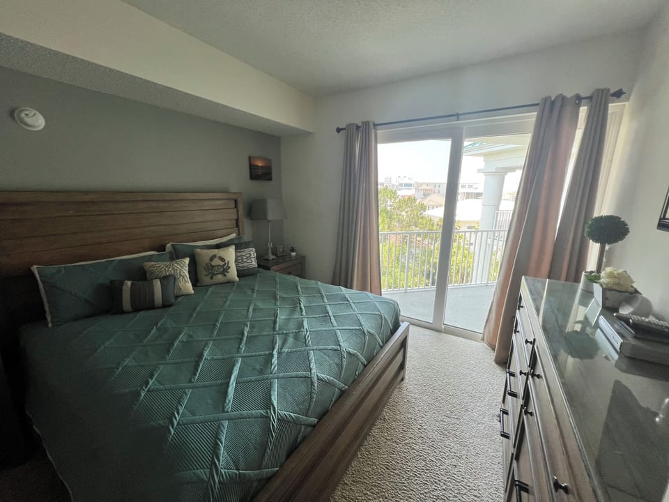 Master king bed suite, private balcony & lg bathroom, 2 sinks, shower,whirlpool.