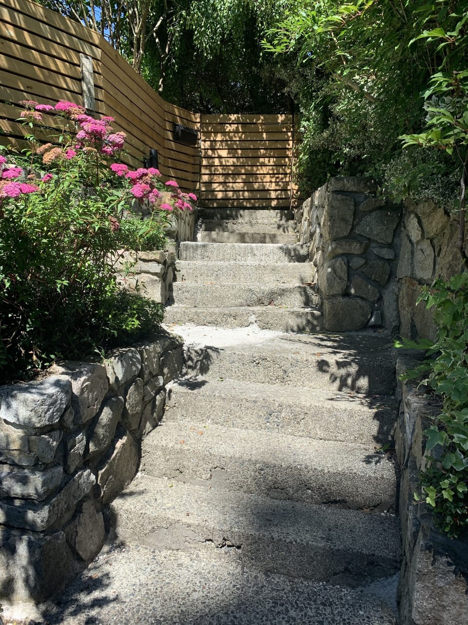 steps up to front gate - parking driveway is right outside the property 