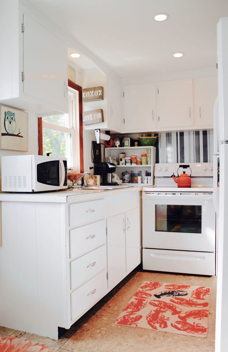Well equipped kitchen with washer and dryer