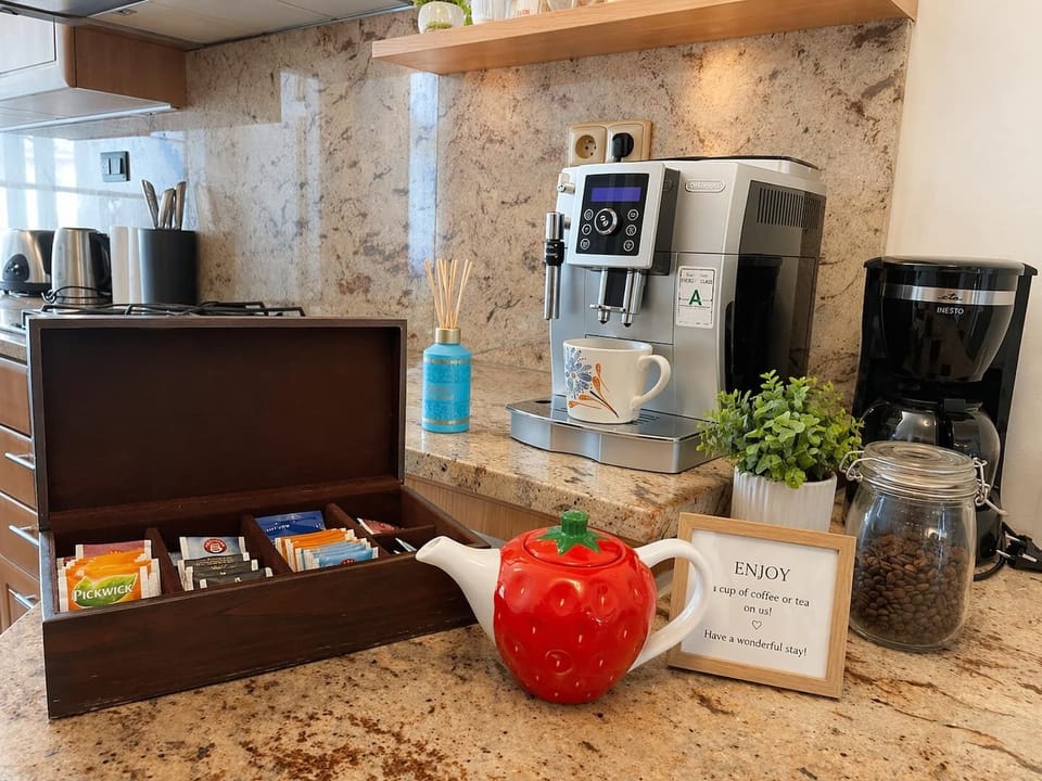 Espresso coffee machine, fresh beans, tea selection and full kitchen.