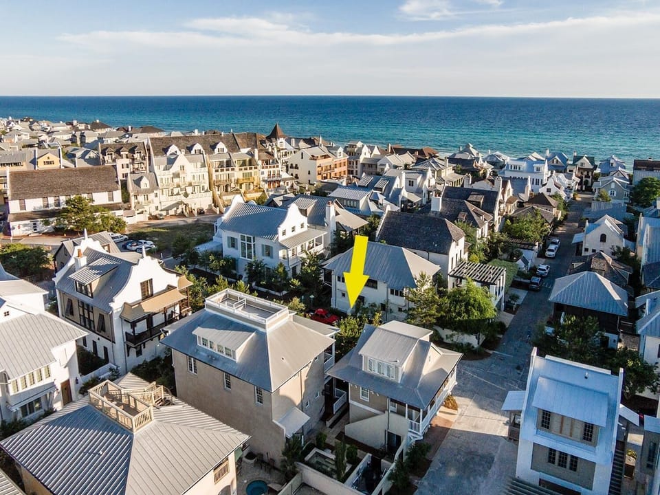 Amazing 2BR/2BA Carriage home perfectly located with Gulf views!
