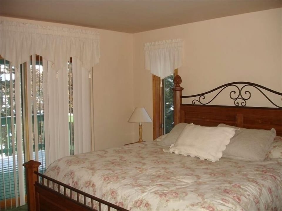 King Size Master Bed With Stunning View Of the Water