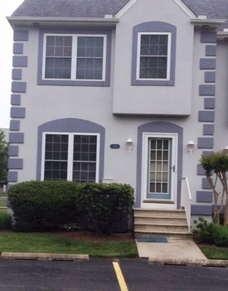 Exterior of end unit