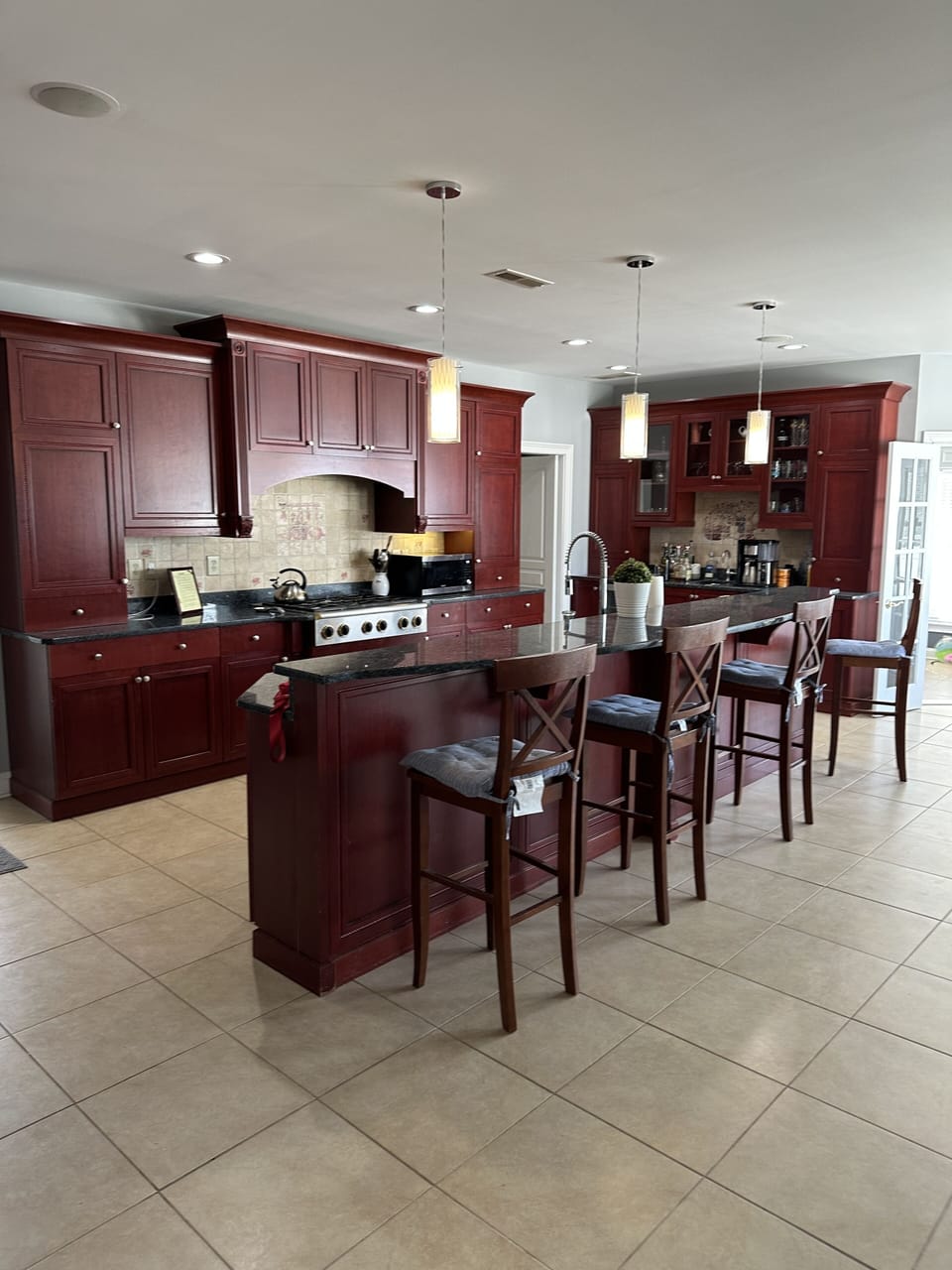 Well equipped kitchen and wet bar 