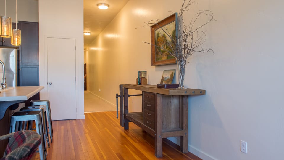 view into the hallway toward the bedrooms bathroom and entryway 