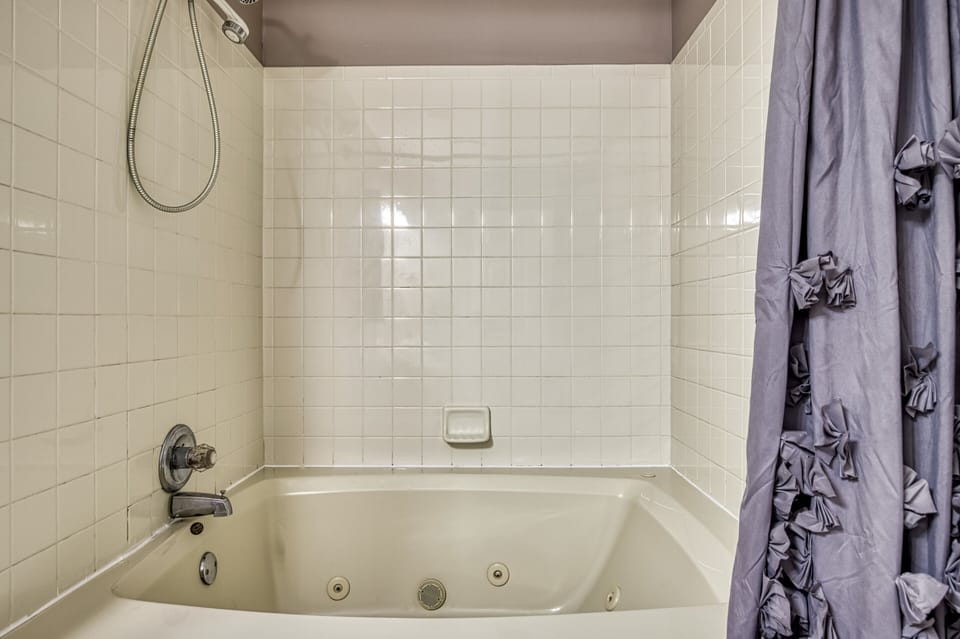 Cottage in Pigeon Forge "Striking Waters" - Bathroom with jetted tub/shower combo
