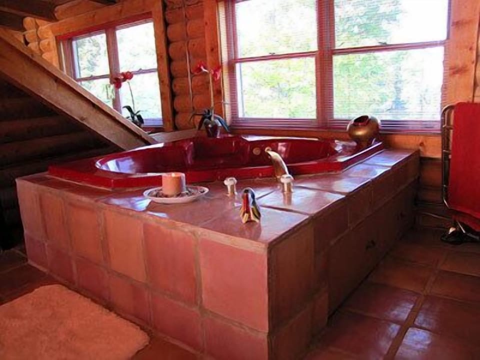 The Hunting Lodge: featuring a Jacuzzi that overlooks McCormick Lake.