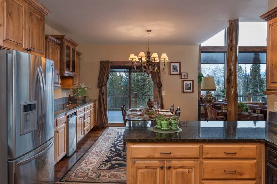 Dining Room with Wet Bar