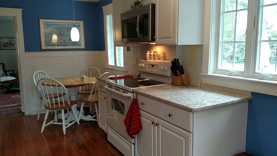Kitchen breakfast area