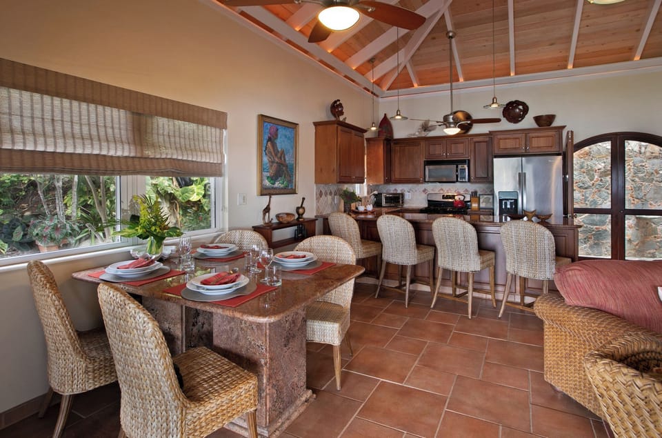 Full Kitchen and Dining area