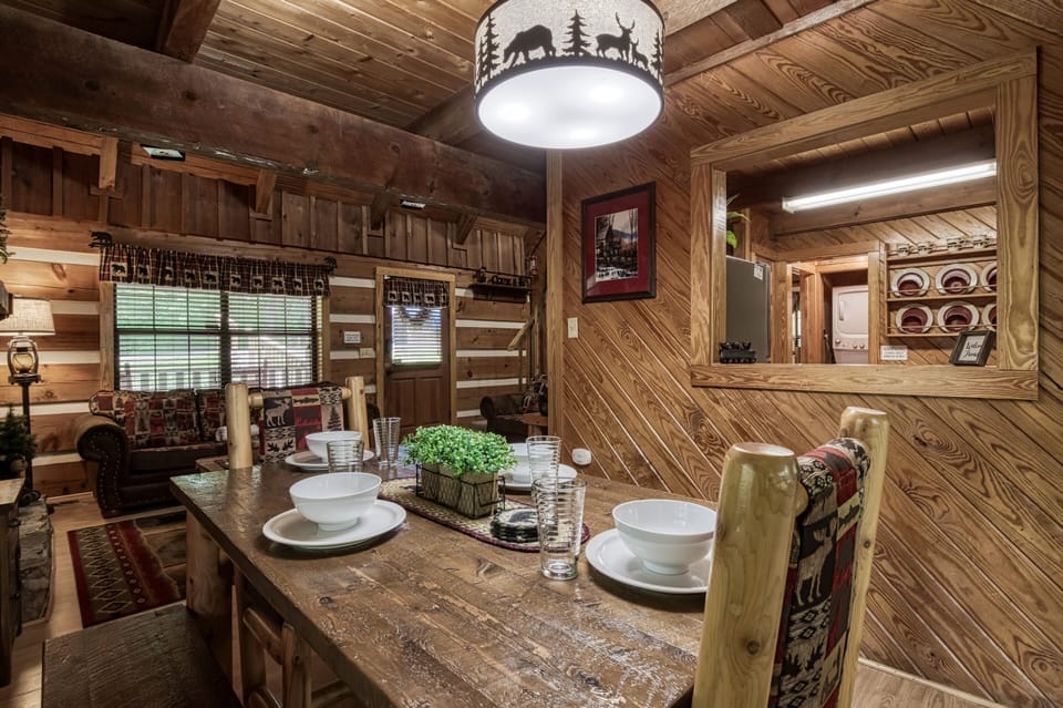 Cabin in Pigeon Forge "Cozy Bear Escape" - Dining table