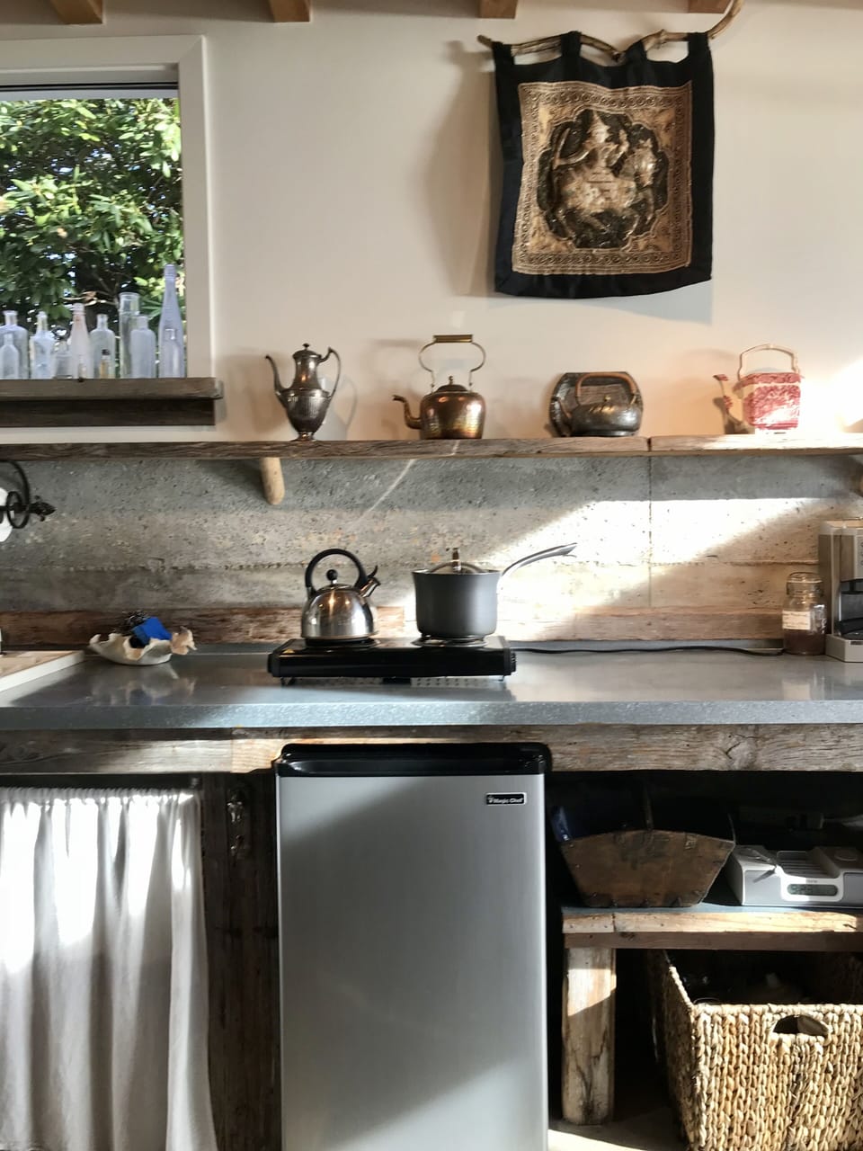 Mini fridge w/ tiny freezer. (More fridge/frzr space available in garage)