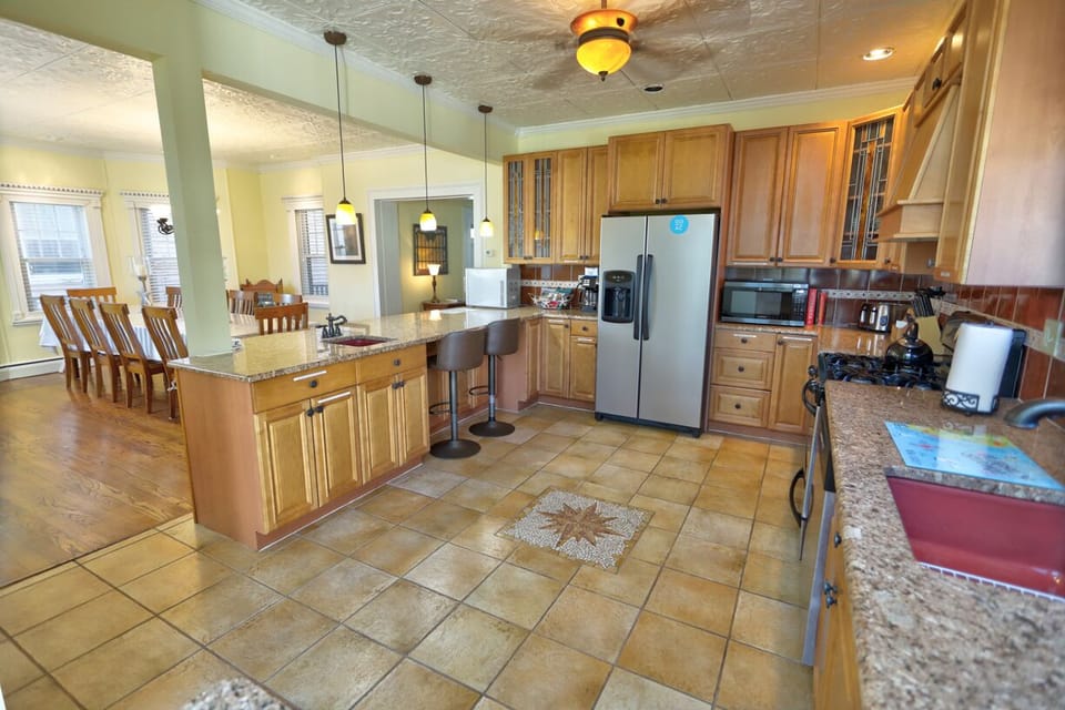 Huge Fully Equipped Kitchen