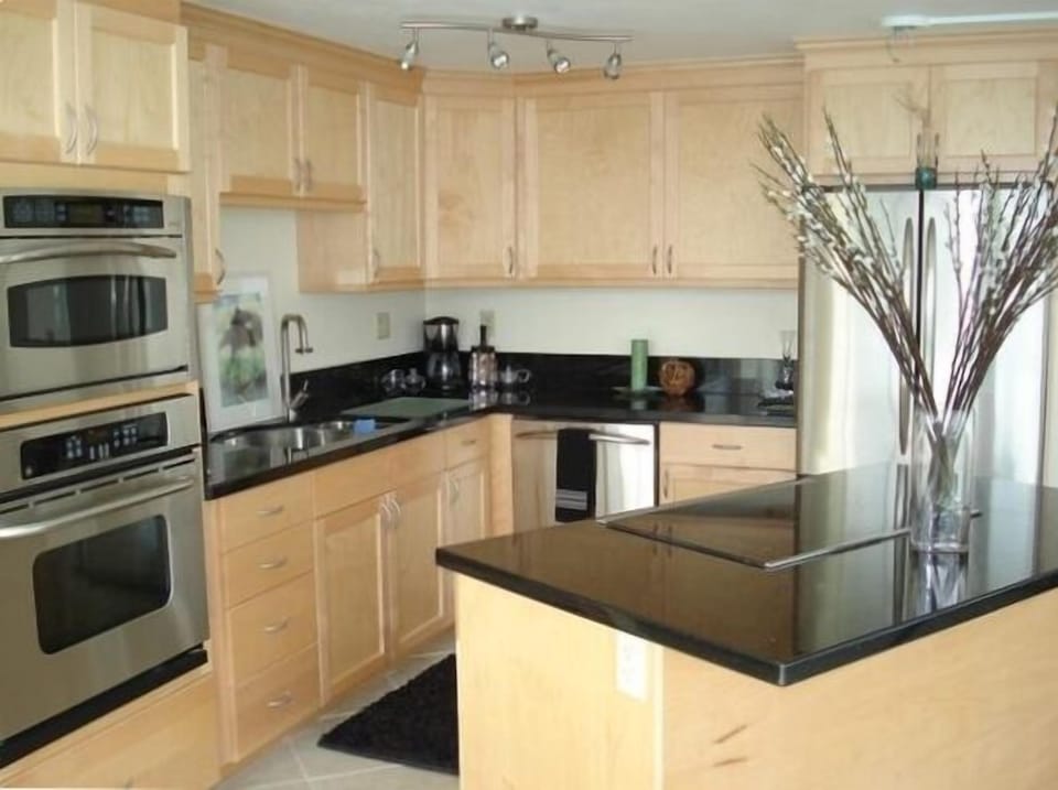 Full kitchen allows for a quick breakfast before you hit the sands