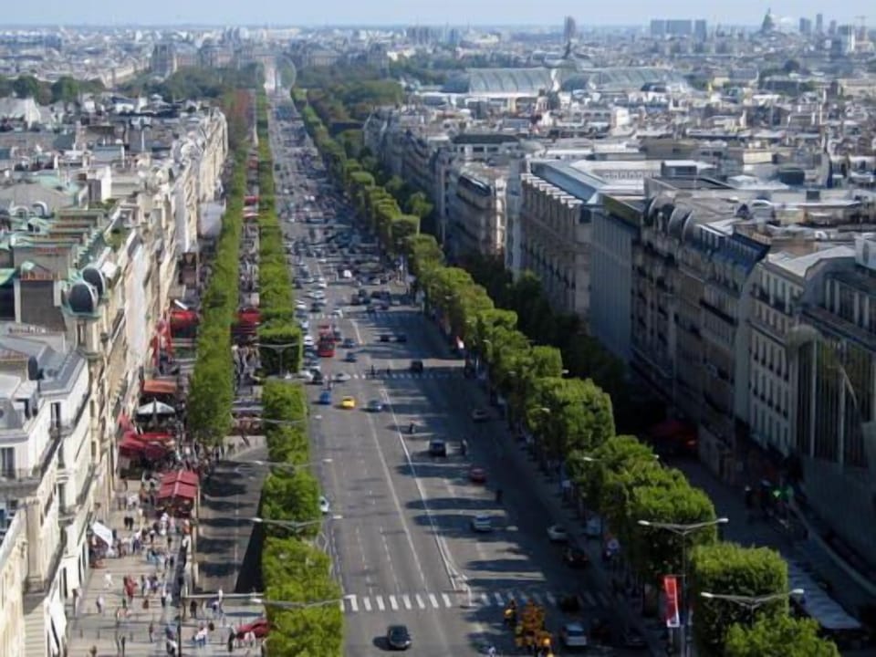 3 minutes stroll from the sensational Champs Elysees!