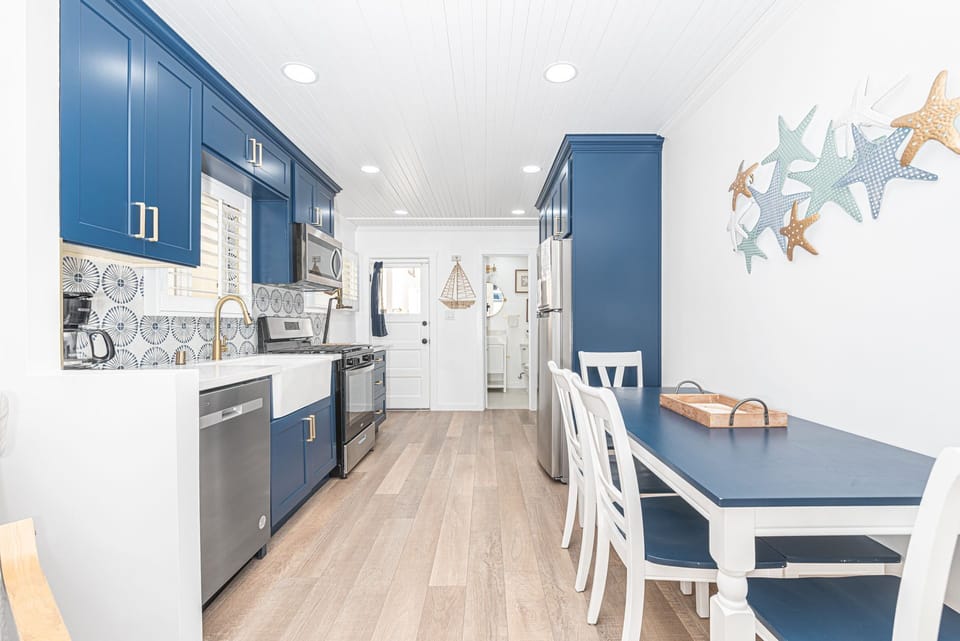 The main living area has everything you need for a getaway - dining area with seating for 6, a queen pullout sofa for extra sleeping accommodations, and TV.
                