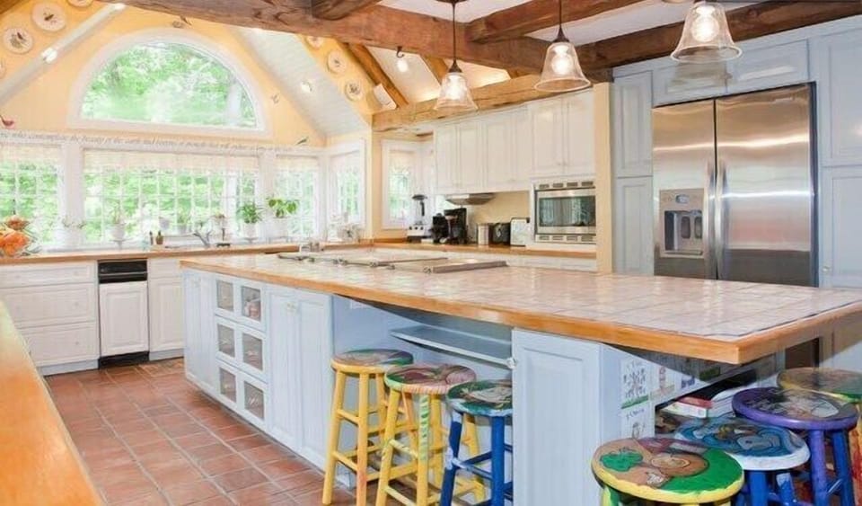 CHEF'S KITCHEN WITH ANY GADGETS YOU CAN THINK OFF FOR BAKING /COOKING