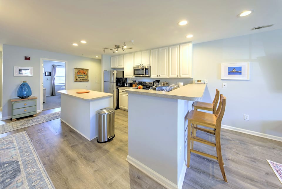 Kitchen: Bright and inviting space with modern appliances and a stylish breakfast bar for gatherings!