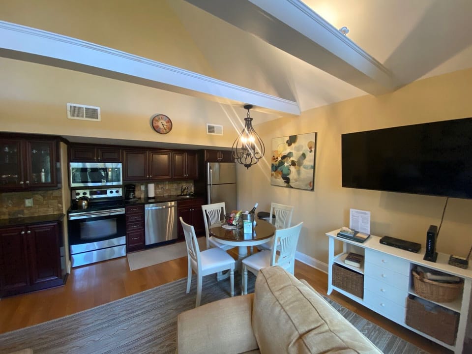 Fully equipped kitchen with seating for four