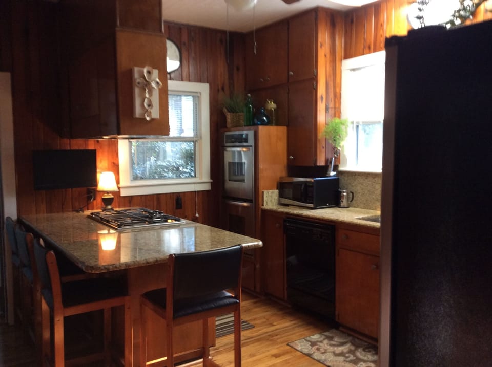 Fully equipped kitchen that seats 4 at the bar