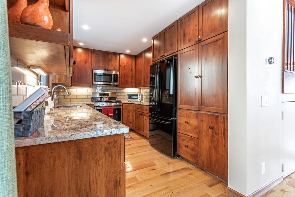 Newly remodeled, full-sized, fully-equipped kitchen with new appliances
