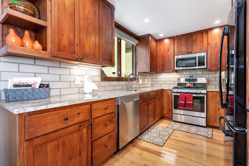 Newly remodeled, full-sized, fully-equipped kitchen with new appliances