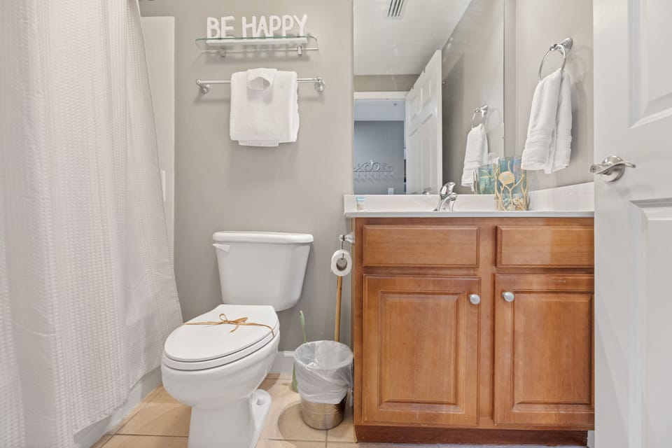 2nd Bathroom with tub-shower combo