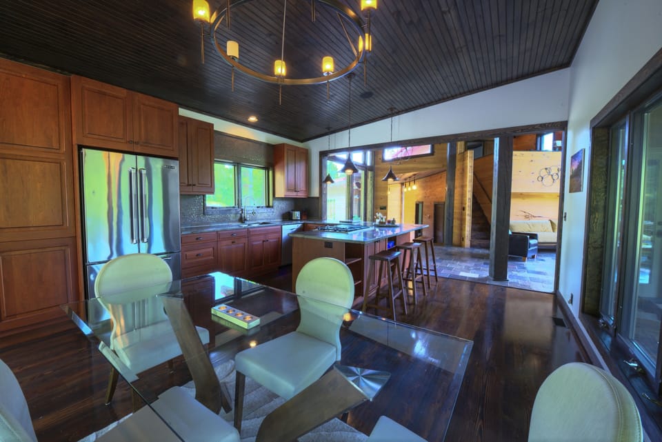 spacious kitchen & dining area