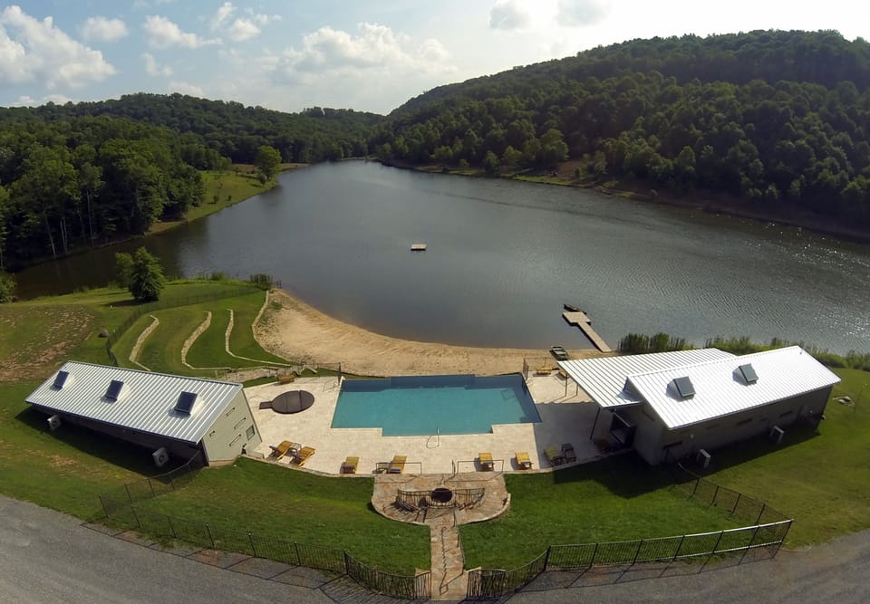 40 acre private lake, pool, hot tub, sauna & club house