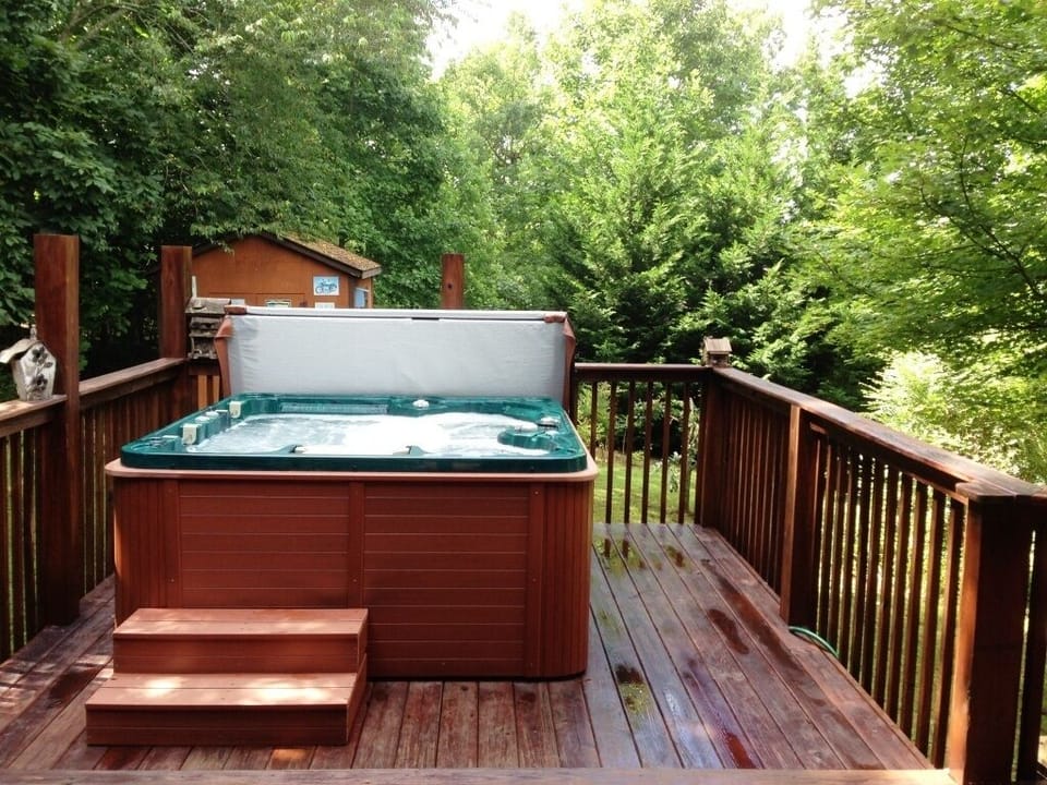 Luxurious five person hot tub