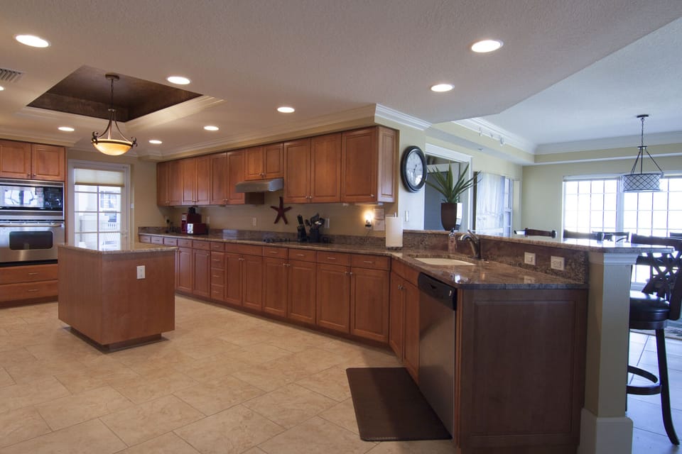 Oversize kitchen and bar, with stainless appliances and granite, fully stocked