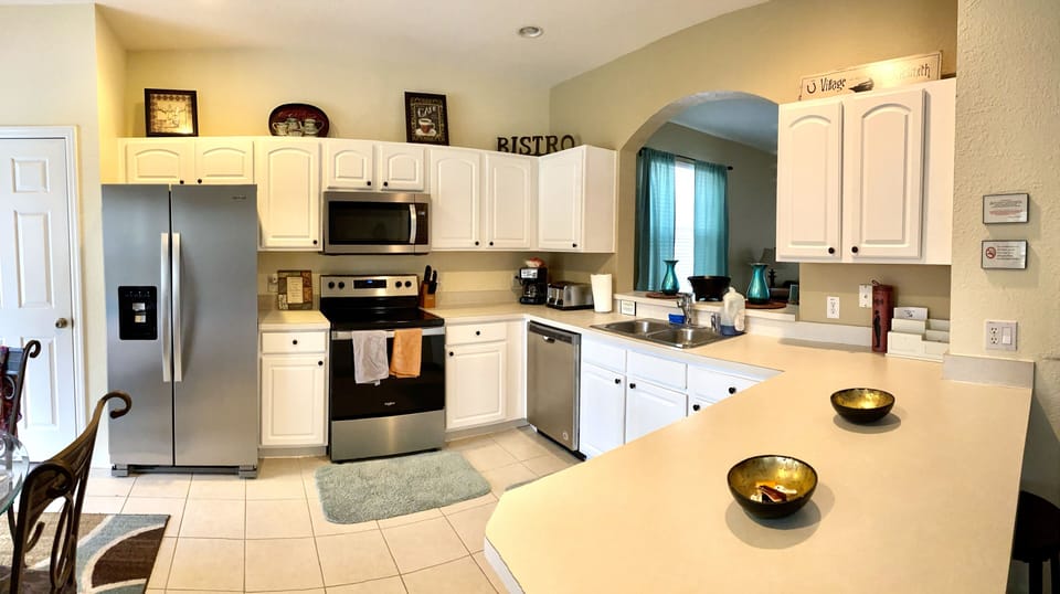Completely equipped kitchen! New appliances 