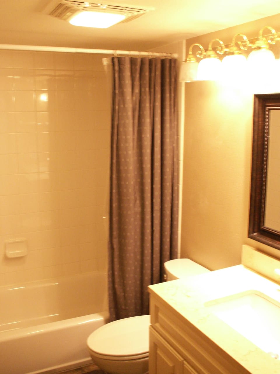 Main floor bath (another in the loft area - not photographed)