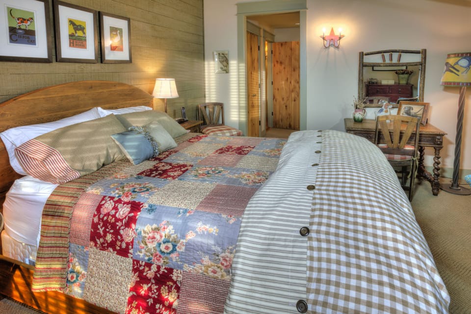 Bedroom #1 - Queen bed, private bathroom, and double doors out to lanai.