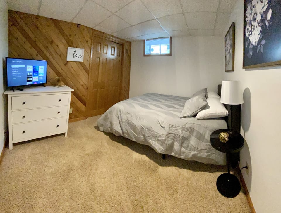 Downstairs bedroom - Full size bed