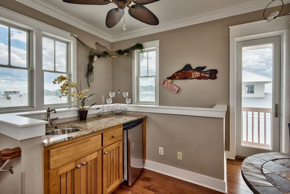 Ahhh, the third floor crowsnest offers the "No Wake Zone" for that getaway view.