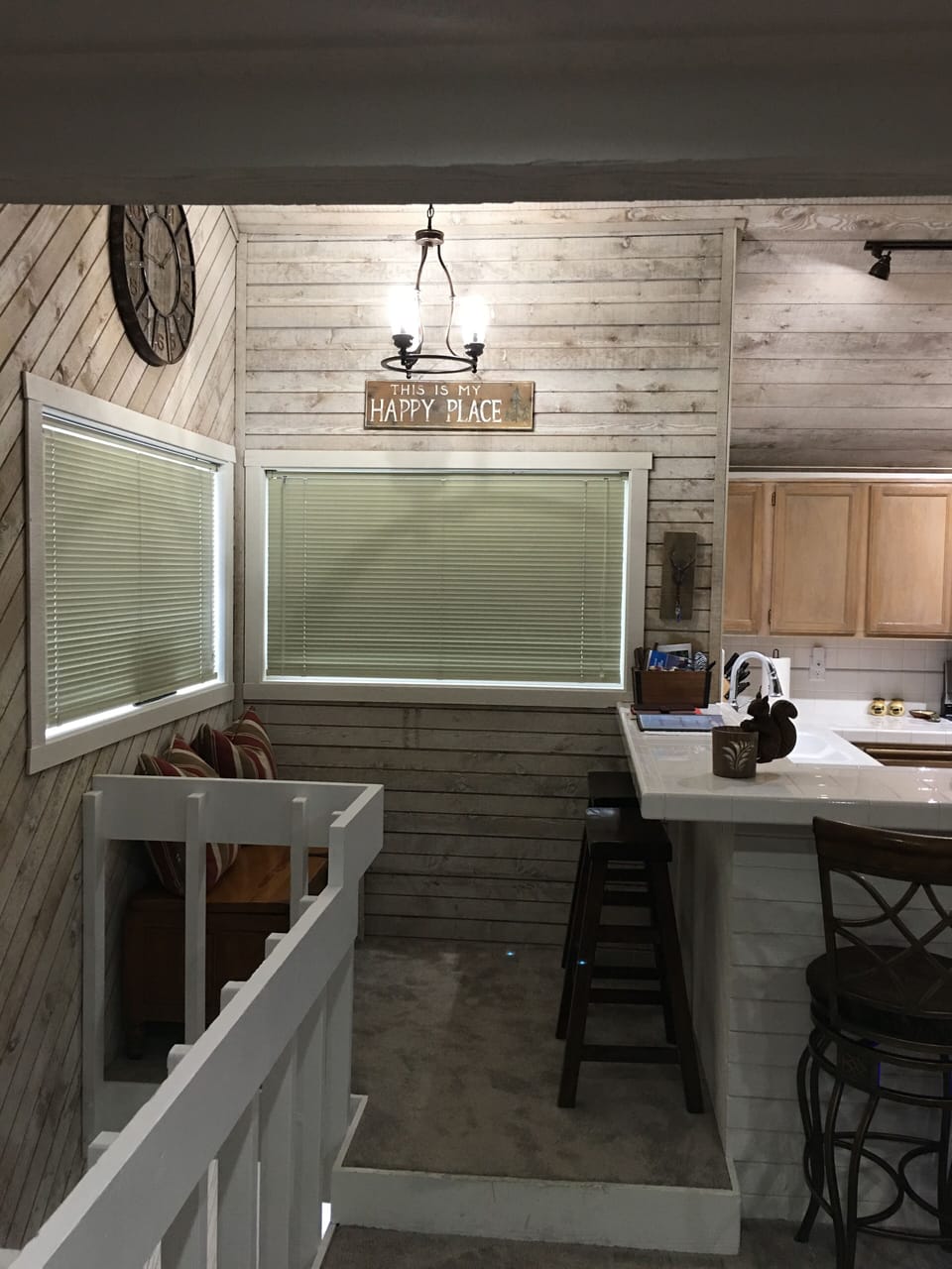 Cozy Nook & Bar that seats 5. 