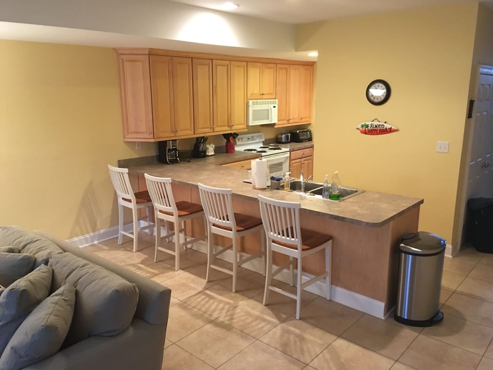 Kitchen peninsula with 4 chairs