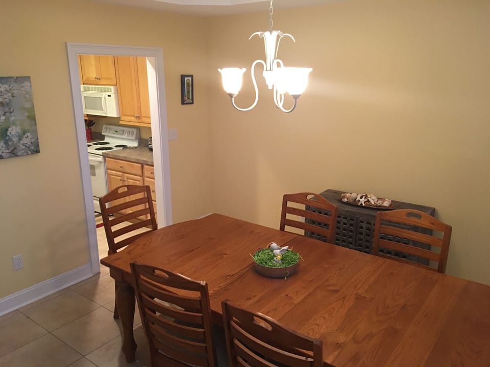 Dining room with seating for 6, additional seating available
