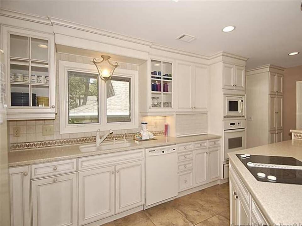 Kitchen.Keurig 2.0,well stocked. Everything you ever needed to fix a meal, snack