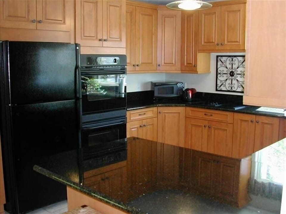 Fully equiped kitchen (w/large eat-in area not shown)