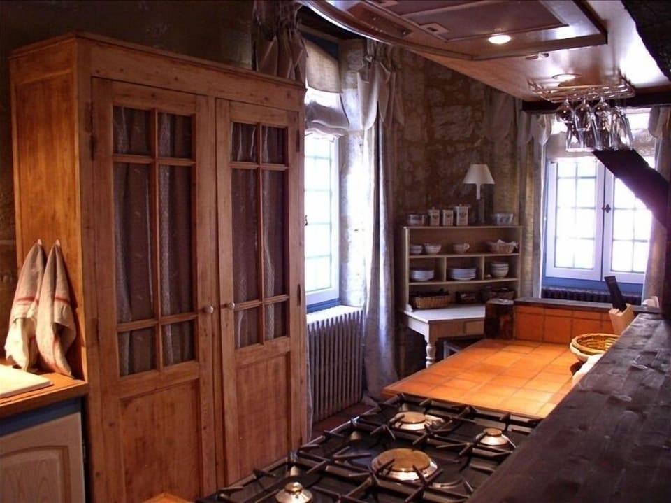 Kitchen & breakfast area (with fridge in armoire)