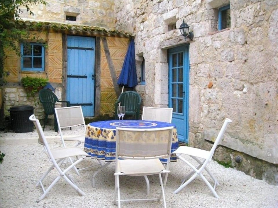 Outdoor courtyard with barbecue and seating for 6