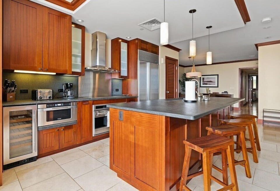 Full size kitchen designed by Chef Roy Yamaguchi