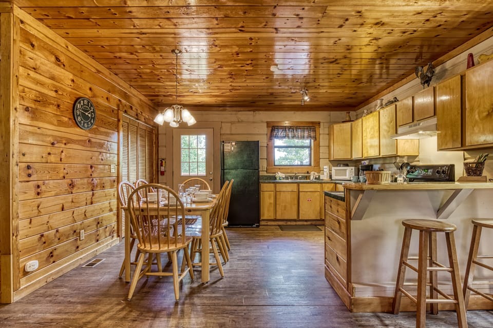 Cabin in the Smokies - Serenity Ridge - Dining area and kitchen